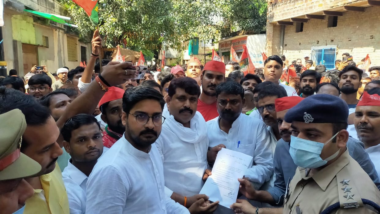 Samajwadi part took out pad yatra against rising inflation in varanasi police returned everyone with memorandum from BHU gate