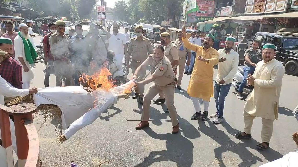 BKU burnt effigies of the central government at many places