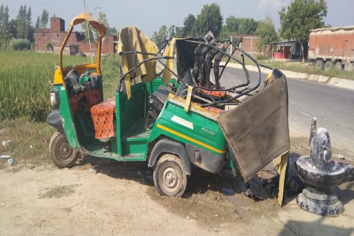 Overload auto collided with electric pole, 10 injured