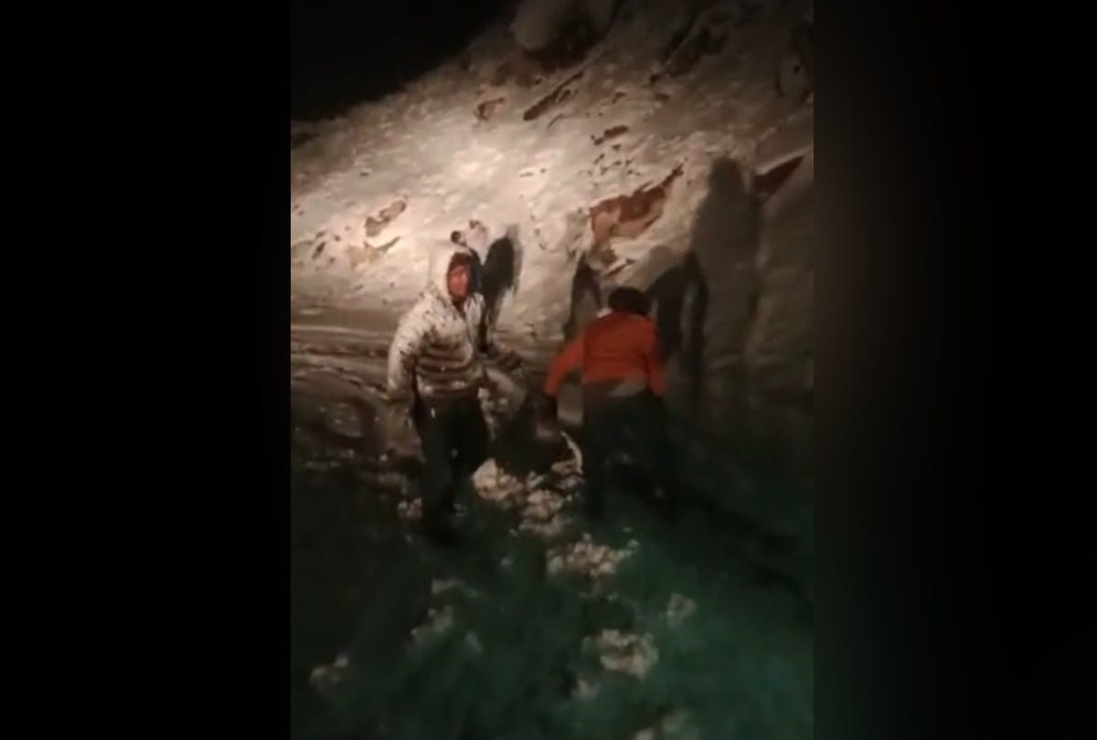 snowfall in himachal pradesh one tourist died in Sarchu and seven tourist rescue from kunzum pass