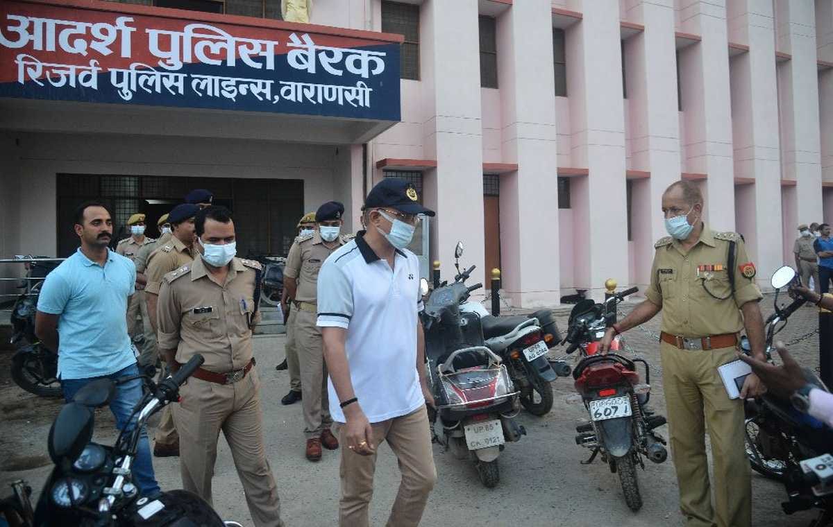 UP police constable suicide shoot himself with five bullets in Varanasi Police Lines