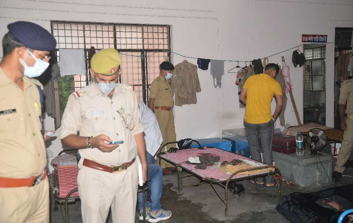 UP police constable suicide shoot himself with five bullets in Varanasi Police Lines