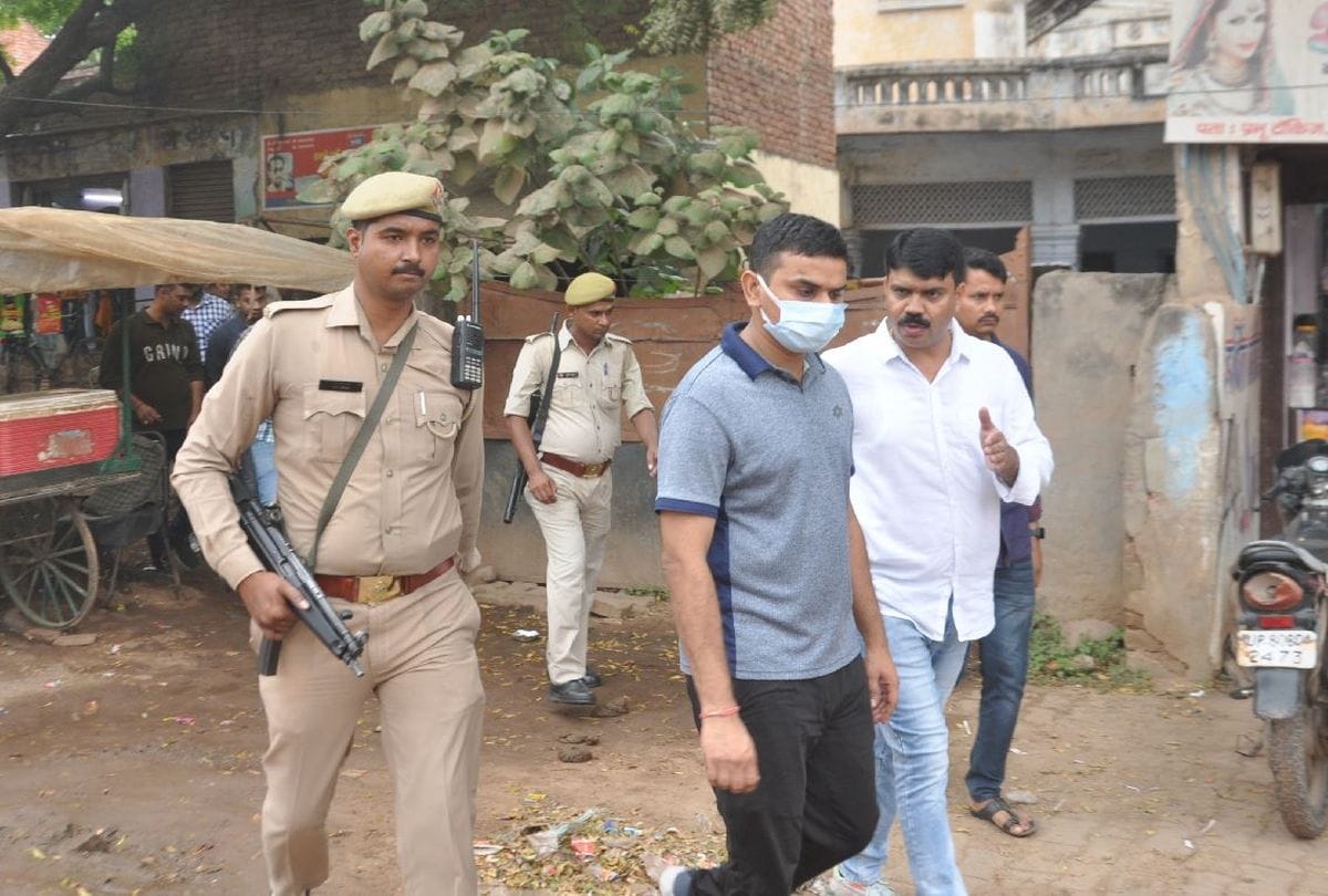 Agra police station cash stealing case police searching for the sweeper