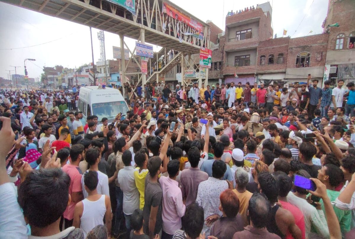 Road Accident At Firozabad Couple Die Today News