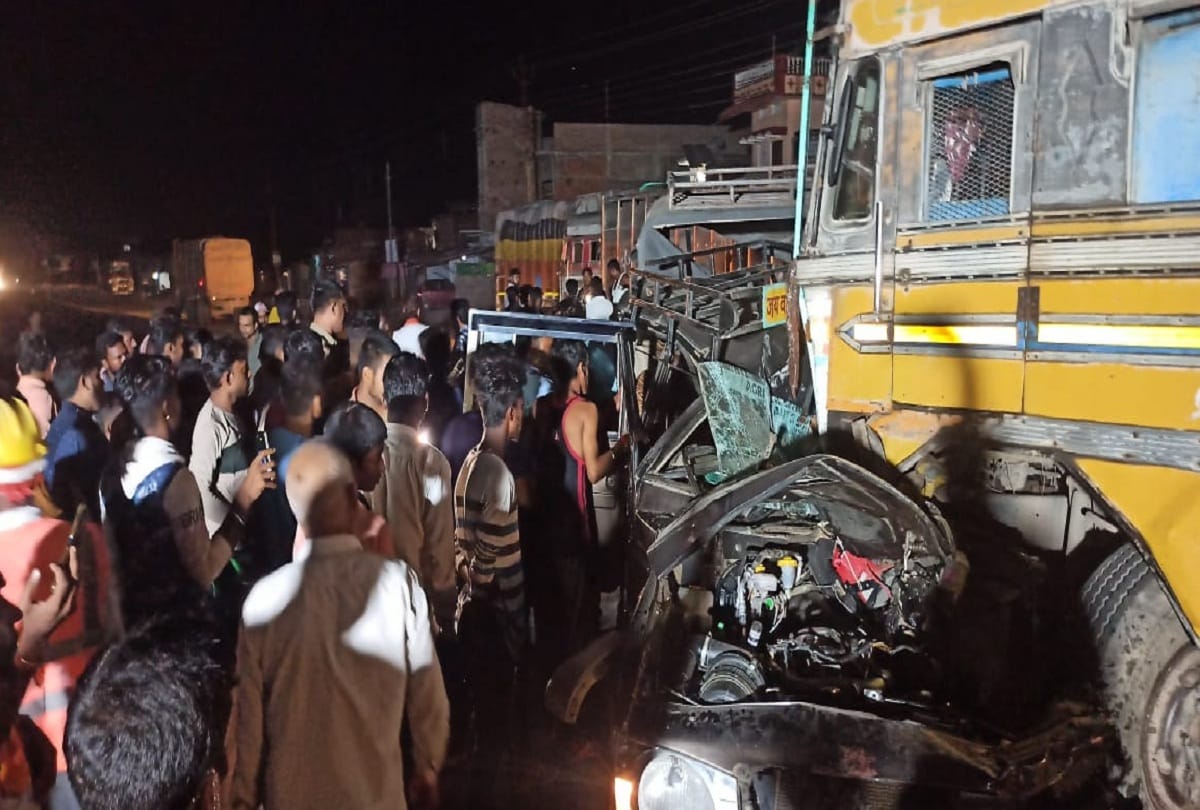 Bolero collided with a truck in sonbhadra many died