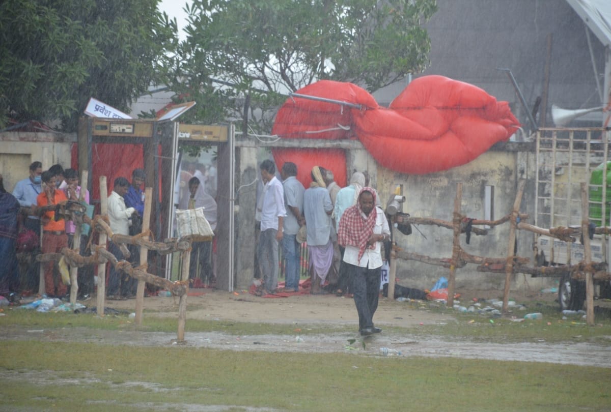 Rain before CM Yogi Adityanath's programme in Shravasti.