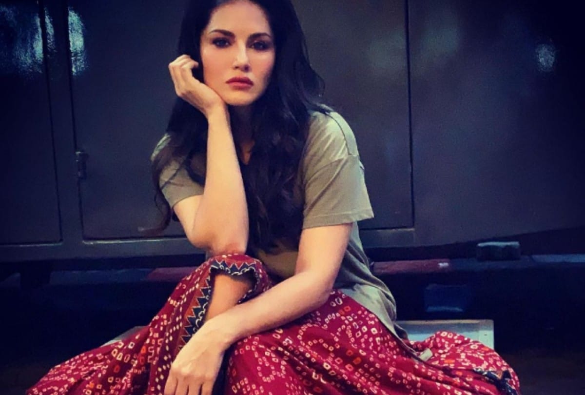 Sunny Leone Wear Chunri Print Lehenga With T Shirt Gets Funky Traditional style