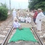 किसानों की ओर से रामायण ट्रैक पर लगाया गया जाम।