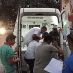 घायल मंदरूप को रोहतक पीजीआई ले जाते परिजन।