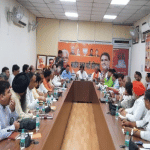 भाजपा कार्यकर्ताओं के साथ बैठक करते प्रदेशाध्यक्ष ओमप्रकाश धनखड़।