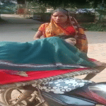 बाइक पर खाट बांधकर बेटी को अस्पताल लेकर पहुंचा पिता