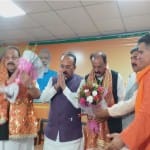 पार्टी नेताओं के साथ देवेंद्र सिंह राणा और सुरजीत सिंह सलाथिया