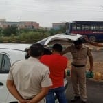 जेल के पास आने-जाने वालों की चेकिंग में जुटी पुलिस।