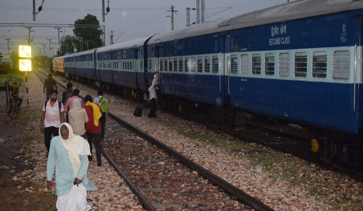 Kasganj-Shikohabad rail service started after one and a half year