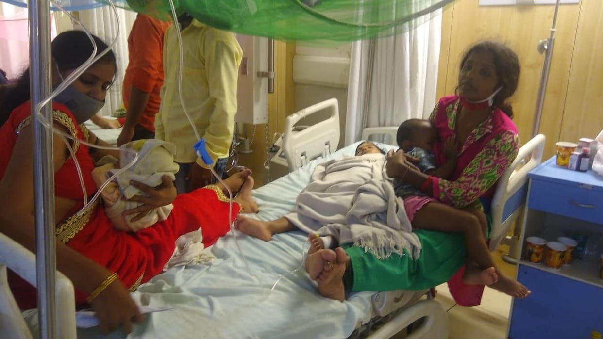 Hospital moaning with dengue fever, treatment of two patients on one bed