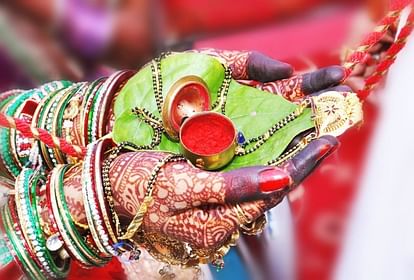 आज का फैशन टिप्स:महिलाएं इन तरीकों से लगाएं सिंदूर, नजर नहीं हटा पाएंगे आपके पति - How To Applied Sindoor Perfectly That Suit In Every Outfit - Amar Ujala Hindi News Live आज का फैशन टिप्स:महिलाएं इन तरीकों से लगाएं सिंदूर, नजर नहीं हटा पाएंगे आपके पति - How To Applied Sindoor Perfectly That Suit In Every Outfit - Amar Ujala Hindi News Live