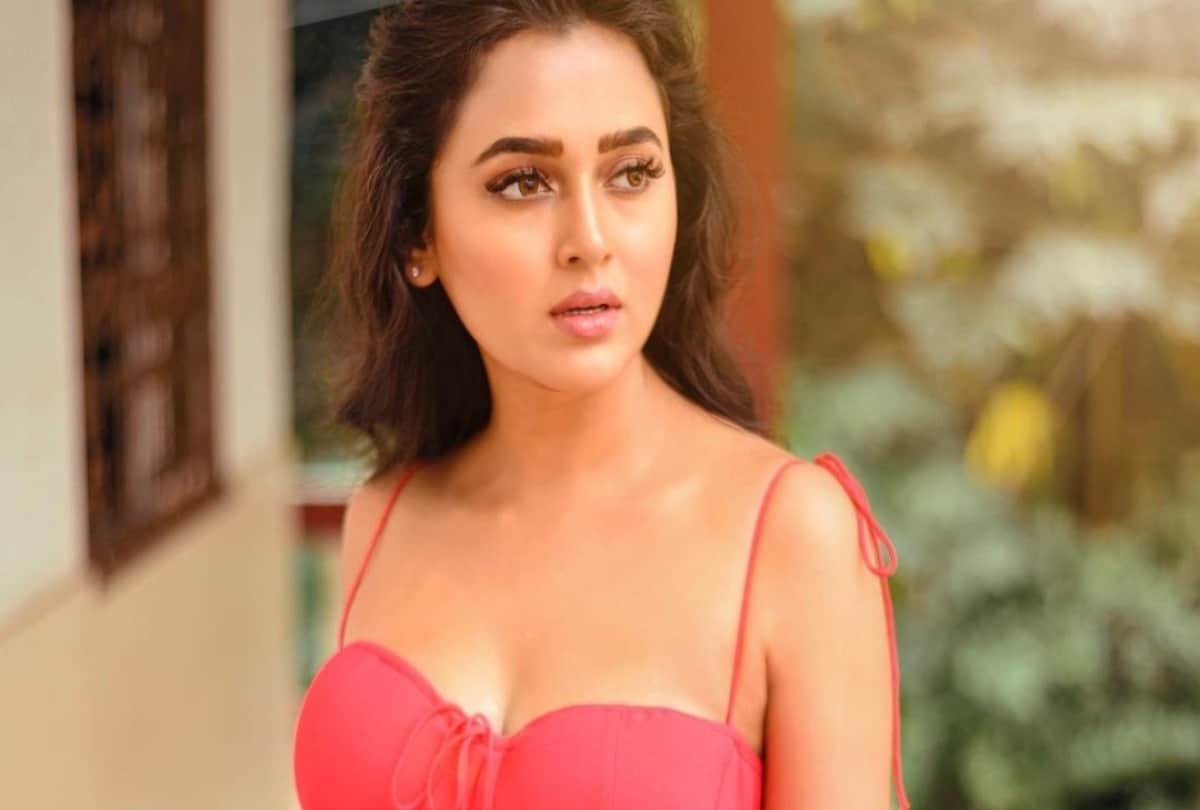 bigg boss 15 tejasswi prakash gets filmi after bb sent food for housemates