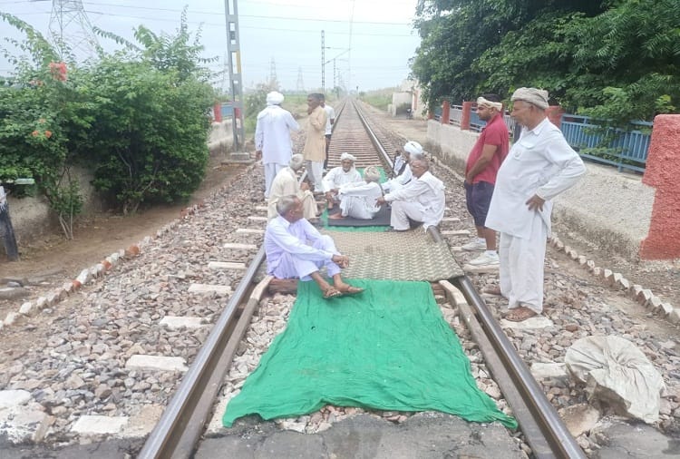 Rail roko movement showed effect in Haryana farmers including Hisar Sonipat and Jind blocked rail routes at many places