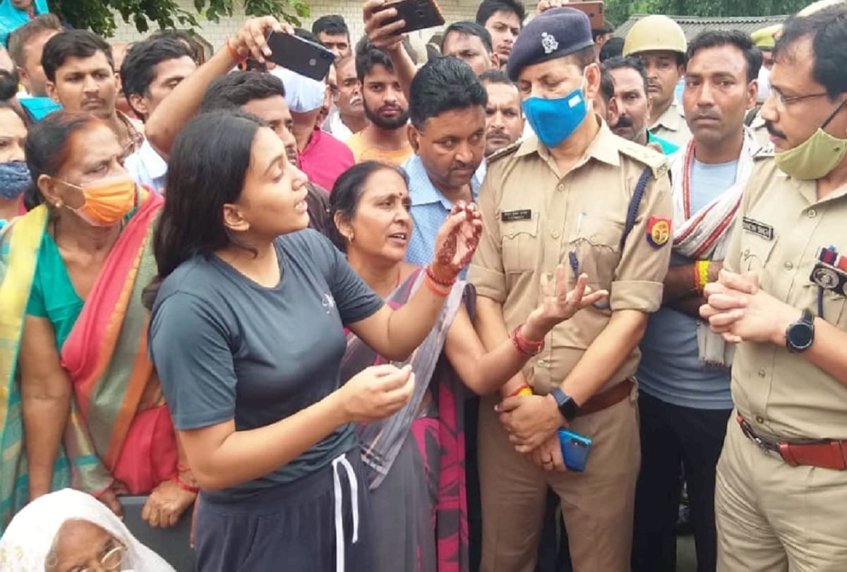 Retired armyman murdered in Amethi by hitting through a vehicle family protests on road