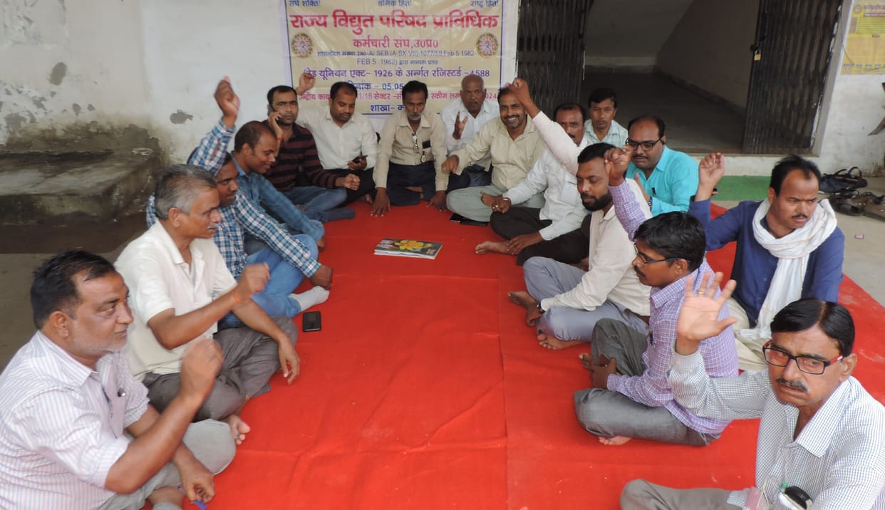 Technician demonstrated regarding demands, submitted memorandum addressed to the President of Power Corporation to the Executive Engineer