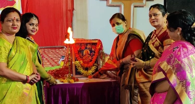 Dr. Prachi and Shubhra became winners in Dandiya competition