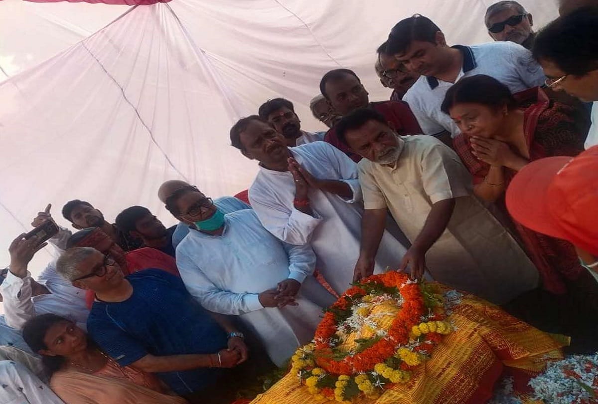 Sanskar Bharti General Secretary amir chand death gathering of people in Ballia for last darshan Malini Awasthi crying during  tribute