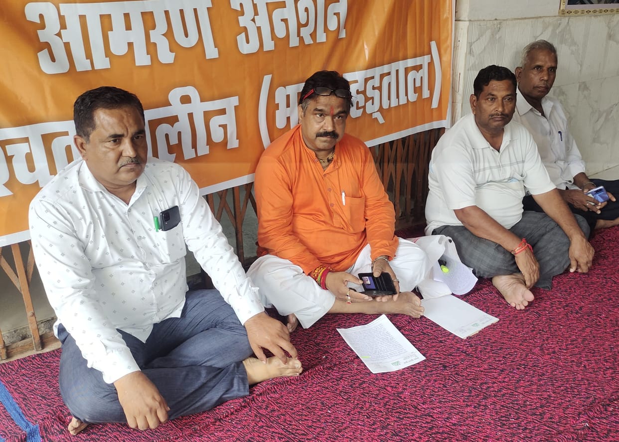 Councilors and relatives sit on dharna for non-issuance of no-objection certificate