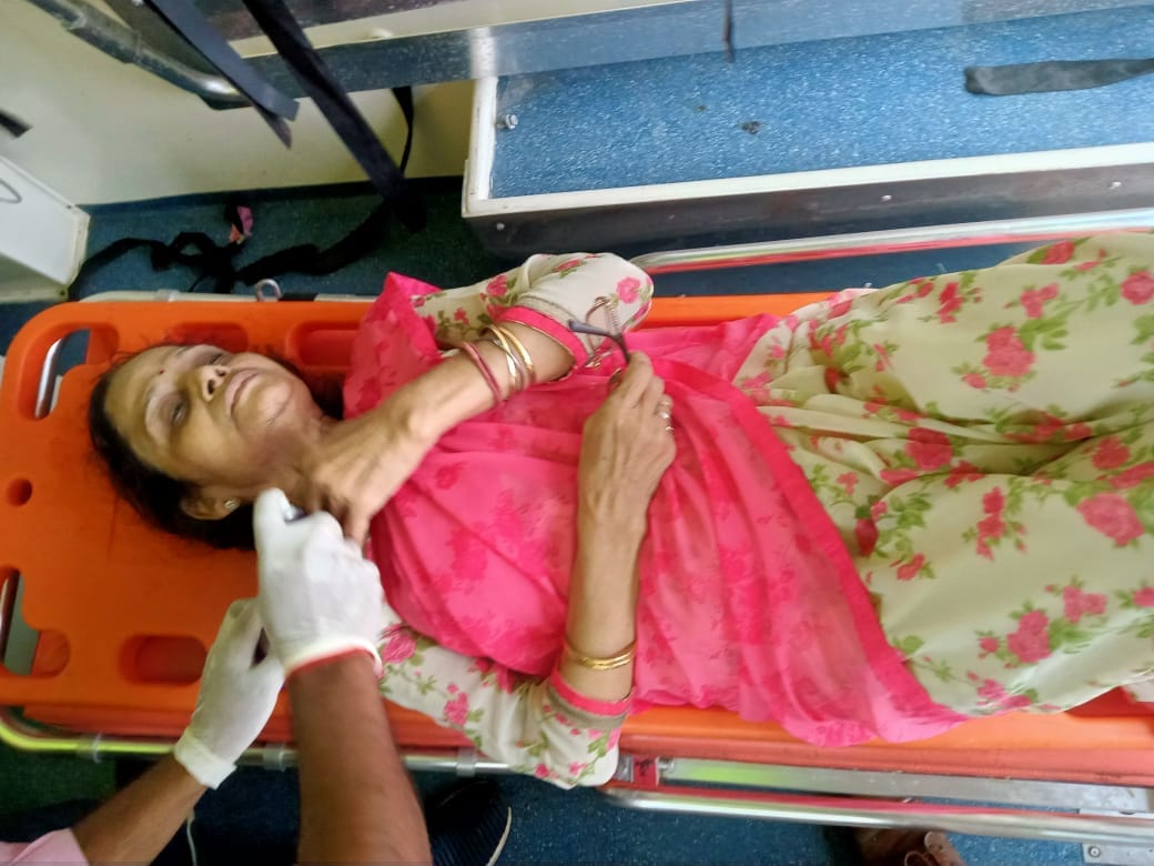 Car collided with divider on expressway, four injured