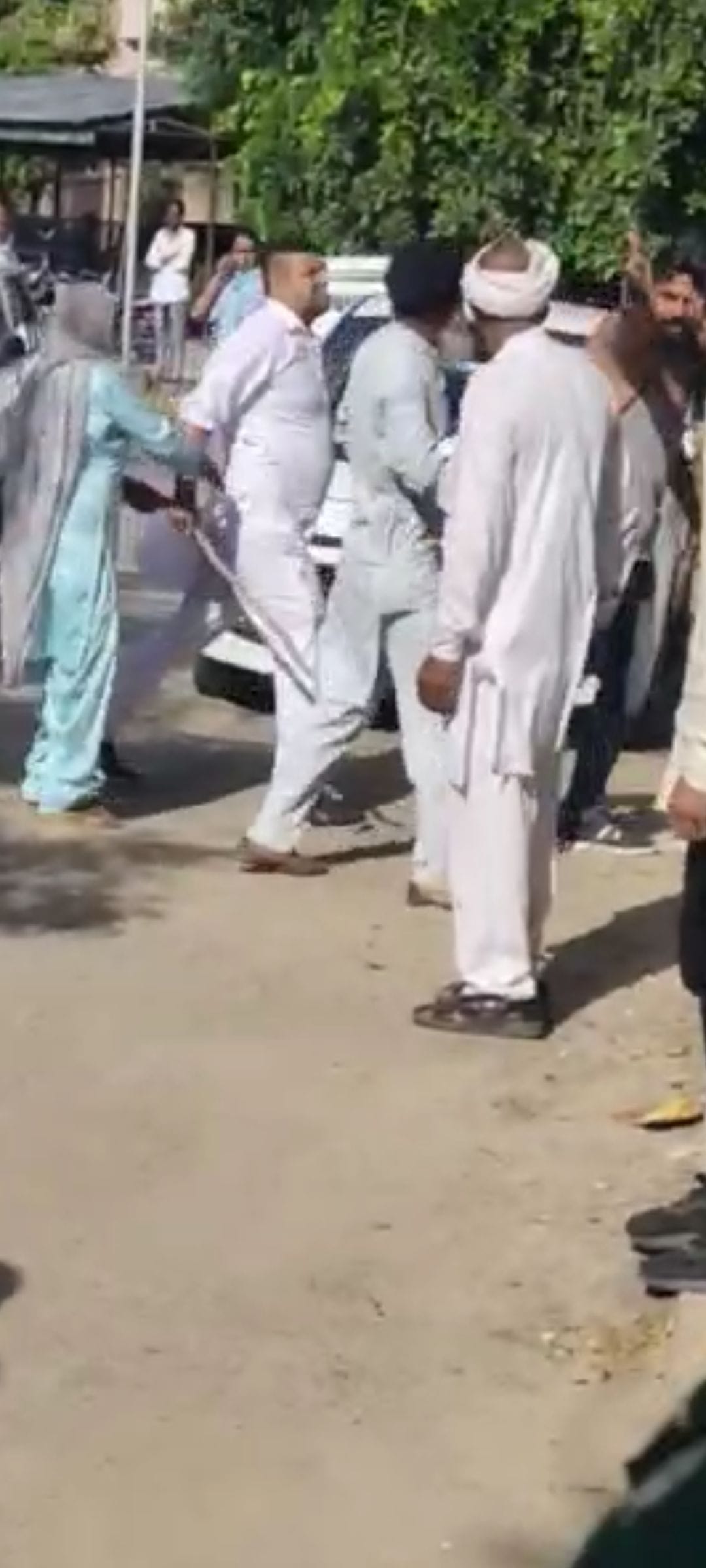 Husband and wife kicked and punched in court premises, admitted to hospital
