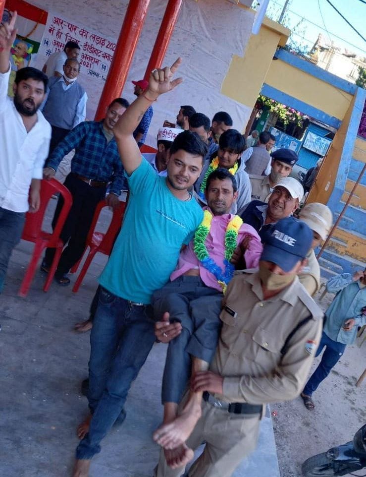 When the condition worsened, the administration picked up two fasting people and took them to the hospital.