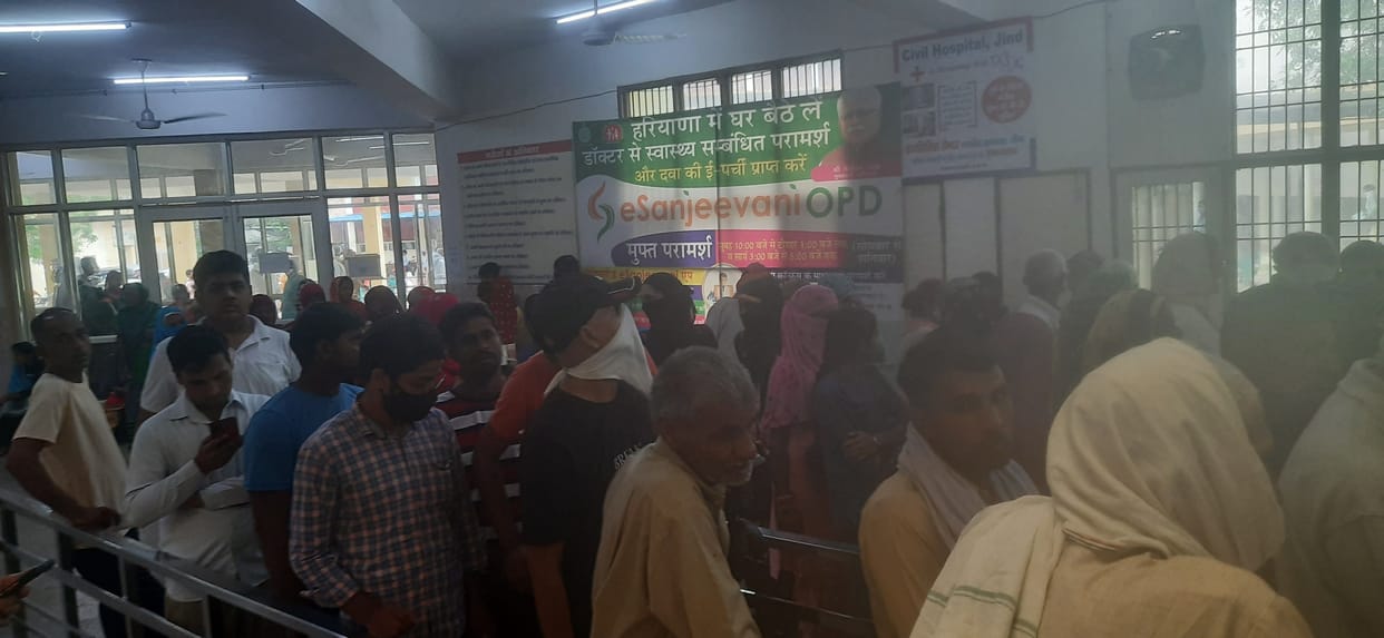 Crowd of patients in civil hospital every day, need to avoid corona