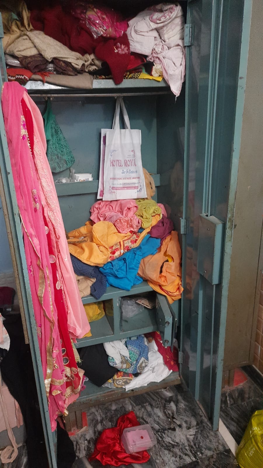 Thieves stole gold and cash from Krishnanagar
