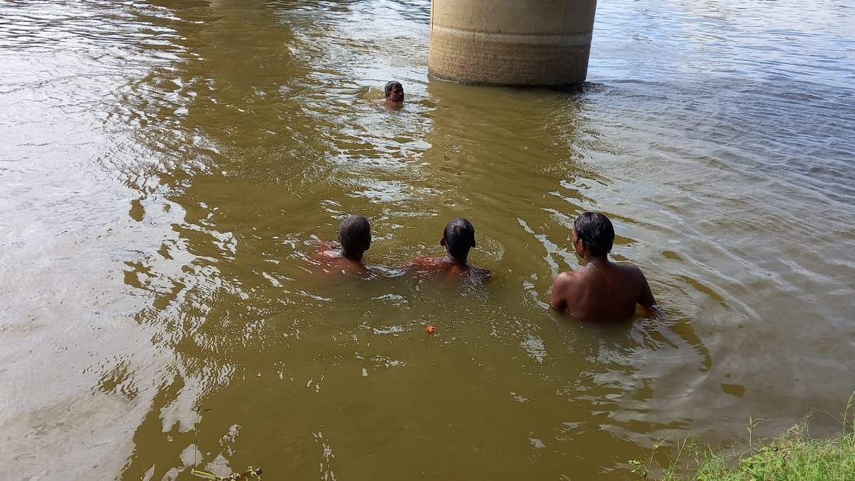 Girl commits suicide by jumping from Nakkhighat bridge in Varanasi police looking for reasons
