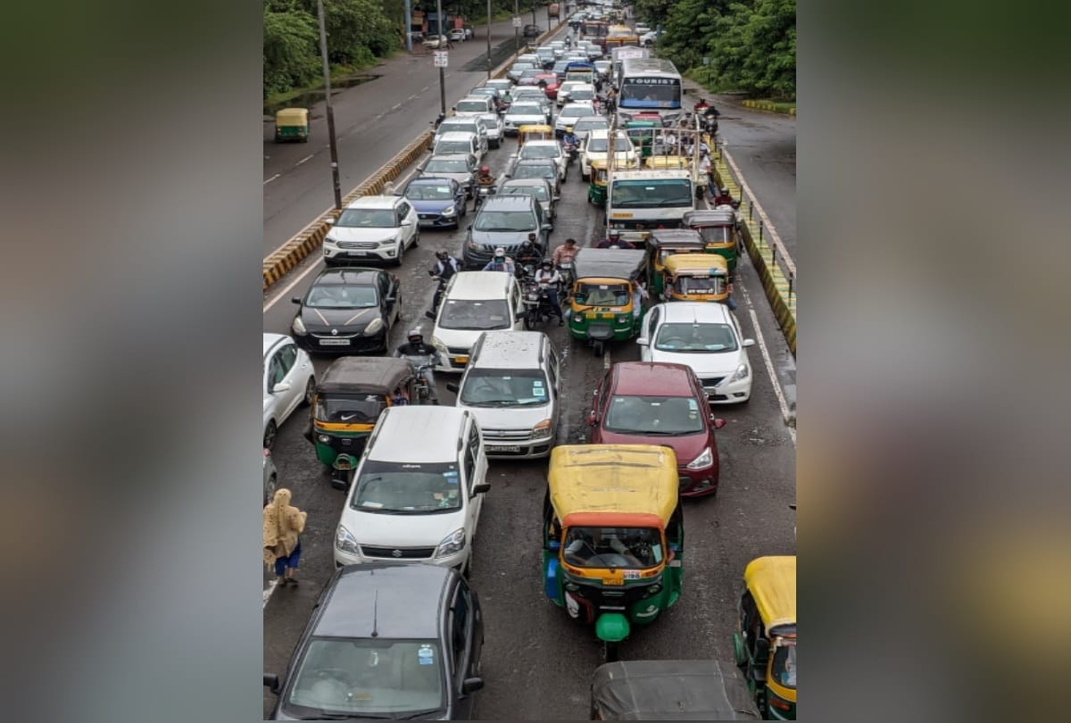 many places jammed in delhi NCR Due to rain and waterlogging traffic police issued advisory