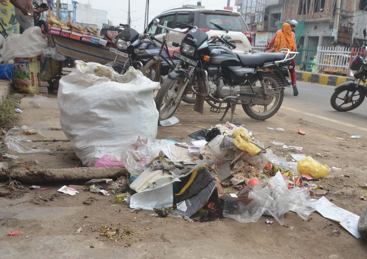 No dustbins in markets, where shopkeepers put garbage