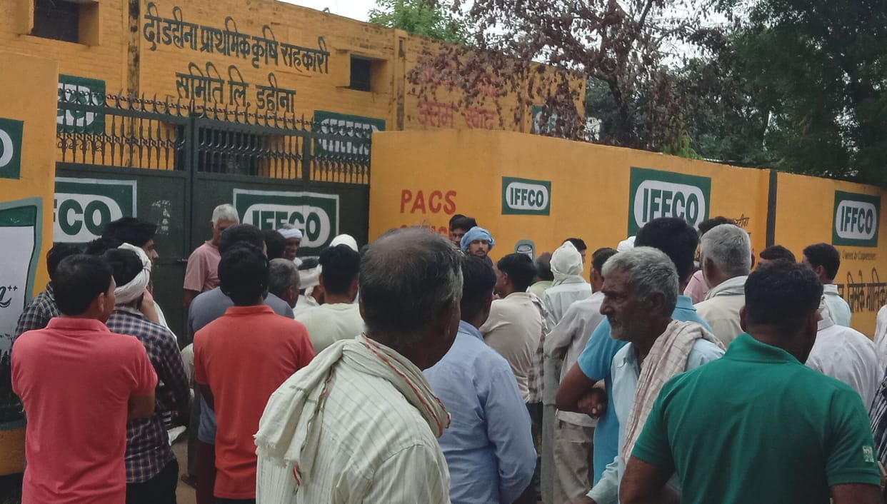 Farmers are facing problems due to non-availability of fertilizers from Dahina packs