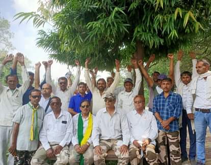 कंपनी बाग में प्रदर्शन करते वुवेसी कार्यकर्ता