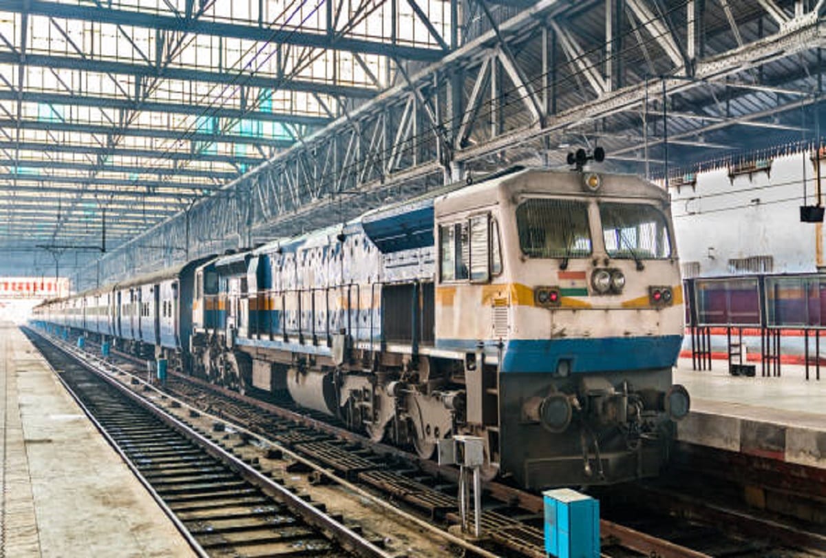 Railway employees warns for agitation against surrendering 50 percent posts.