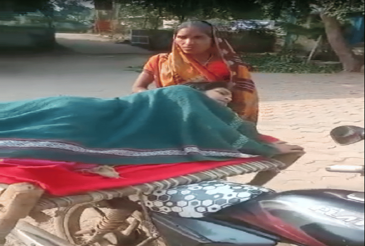 After not getting ambulance, A father took her daughter to the hospital by tying a cot on the bike in madhyapradesh 