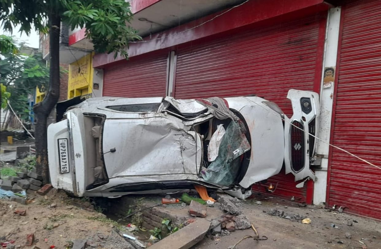 Uncontrollable car overturned after colliding with tree, three injured including driver