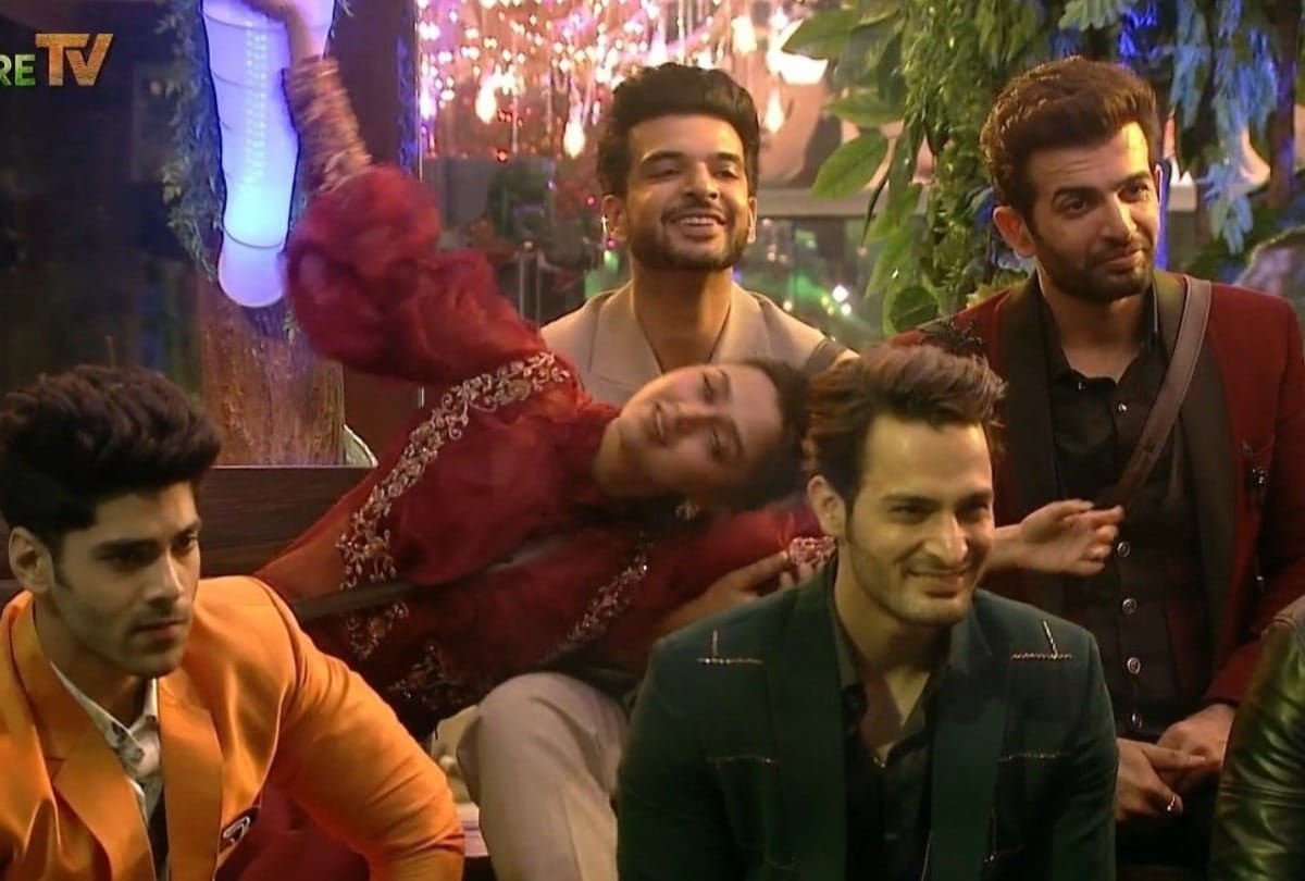 bigg boss 15 contestant karan kundrra and tejasswi prakash trend on social media fans like tejran pairing