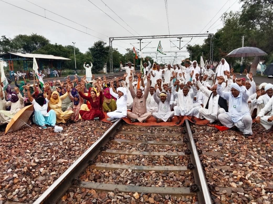 Farmers in the district staged a sit-in on the railroads at six places