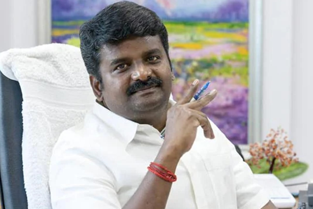 Raids on the premises of Tamil Nadu former health minister C Vijayabhaskar Latest News Update