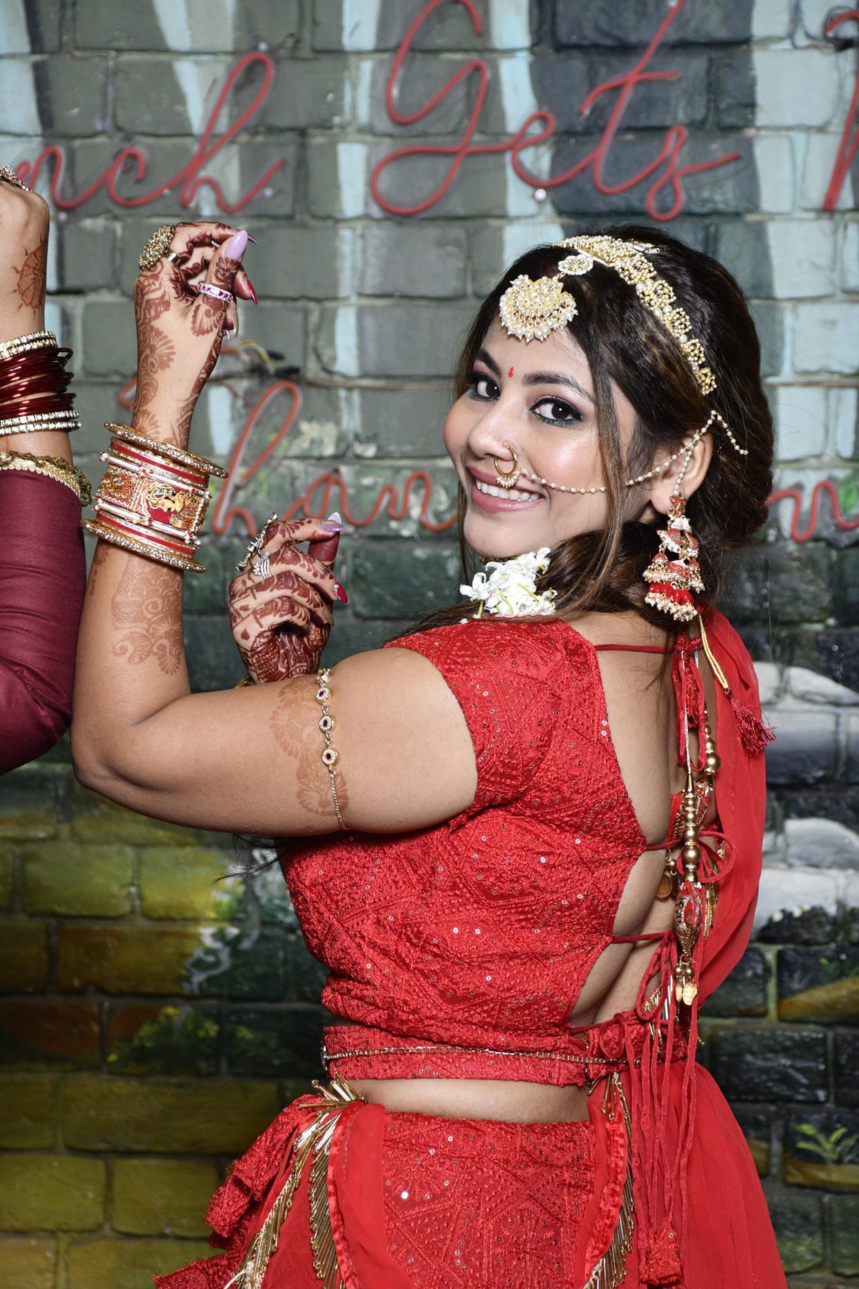 Women danced on the rampwalk with dance, Tatiska became the queen of Karvachauth