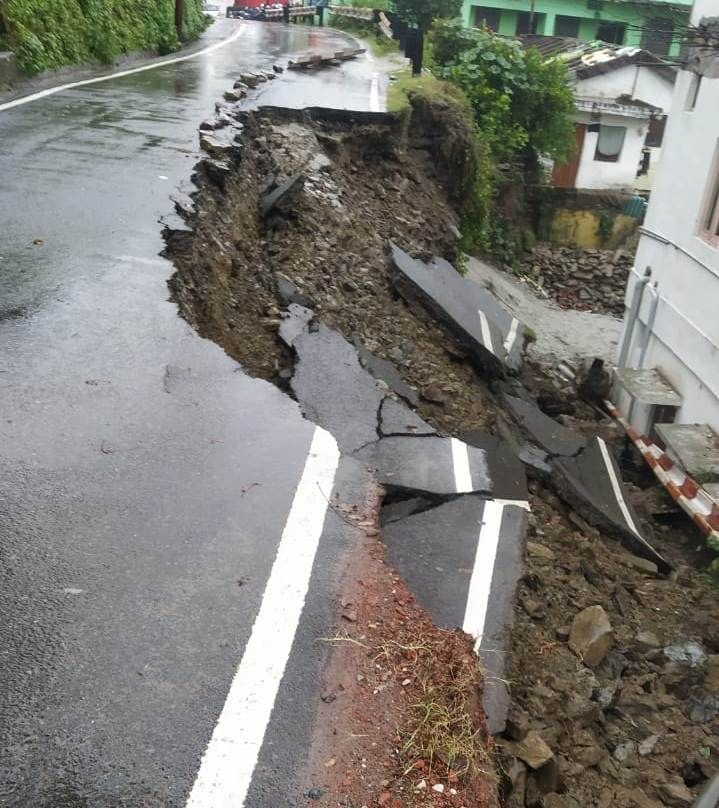 Motorway collapsed, movement of heavy vehicles stopped