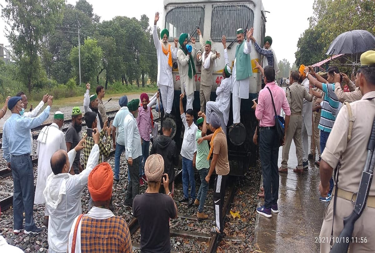 UP: Farmers stop Garib Rath Express at Bilaspur railway station in Rampur