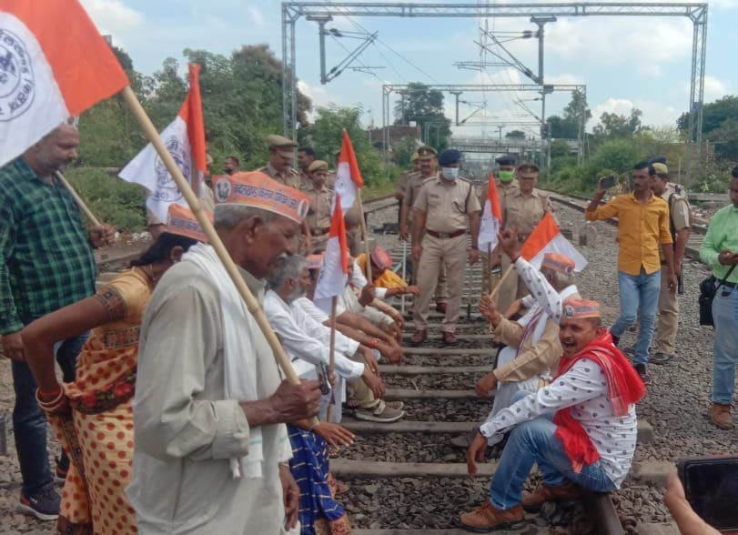 Farmers occupying the railway track for half an hour