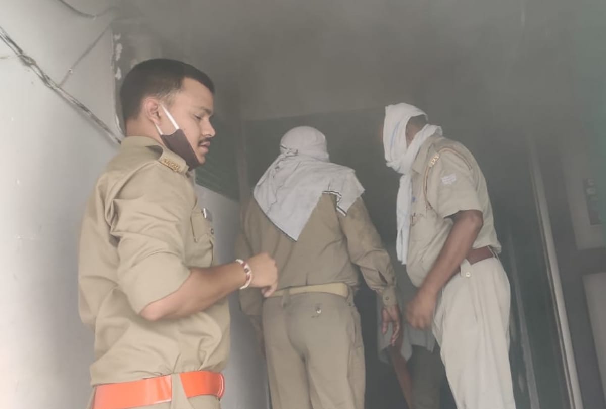 Fire broke out in PNB branch in Unchahar Thana kshetra in Raebareli.