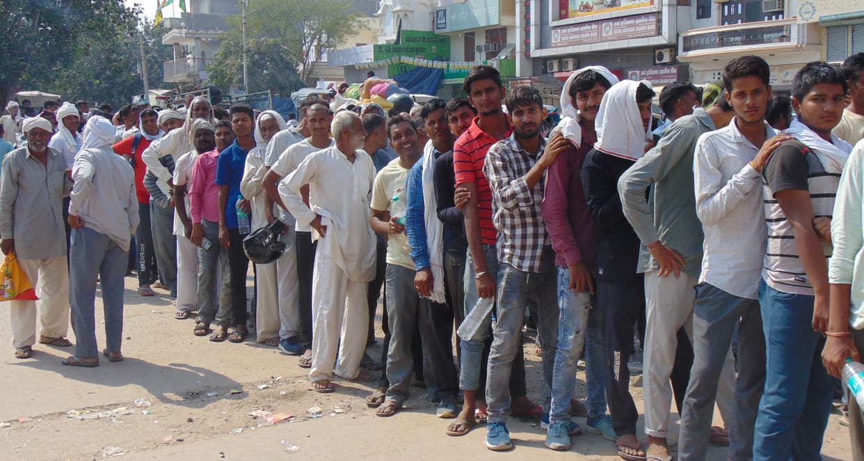 Farmers in line since morning created ruckus over not getting fertilizer