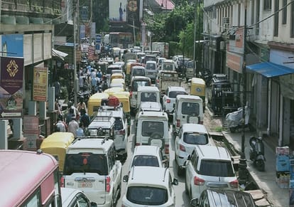 traffic jam in varanasi due to market opens after durga puja festival many roads blocks